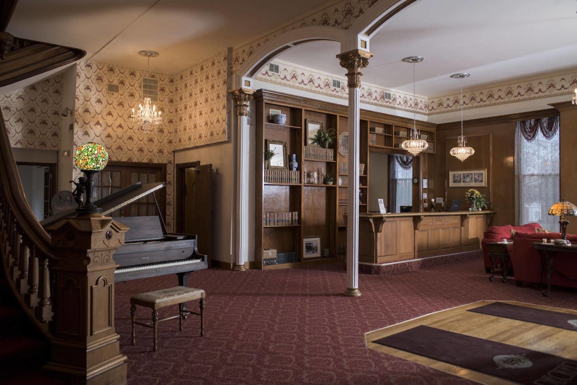 Decker Hotel & Bar Maquoketa 외부 사진