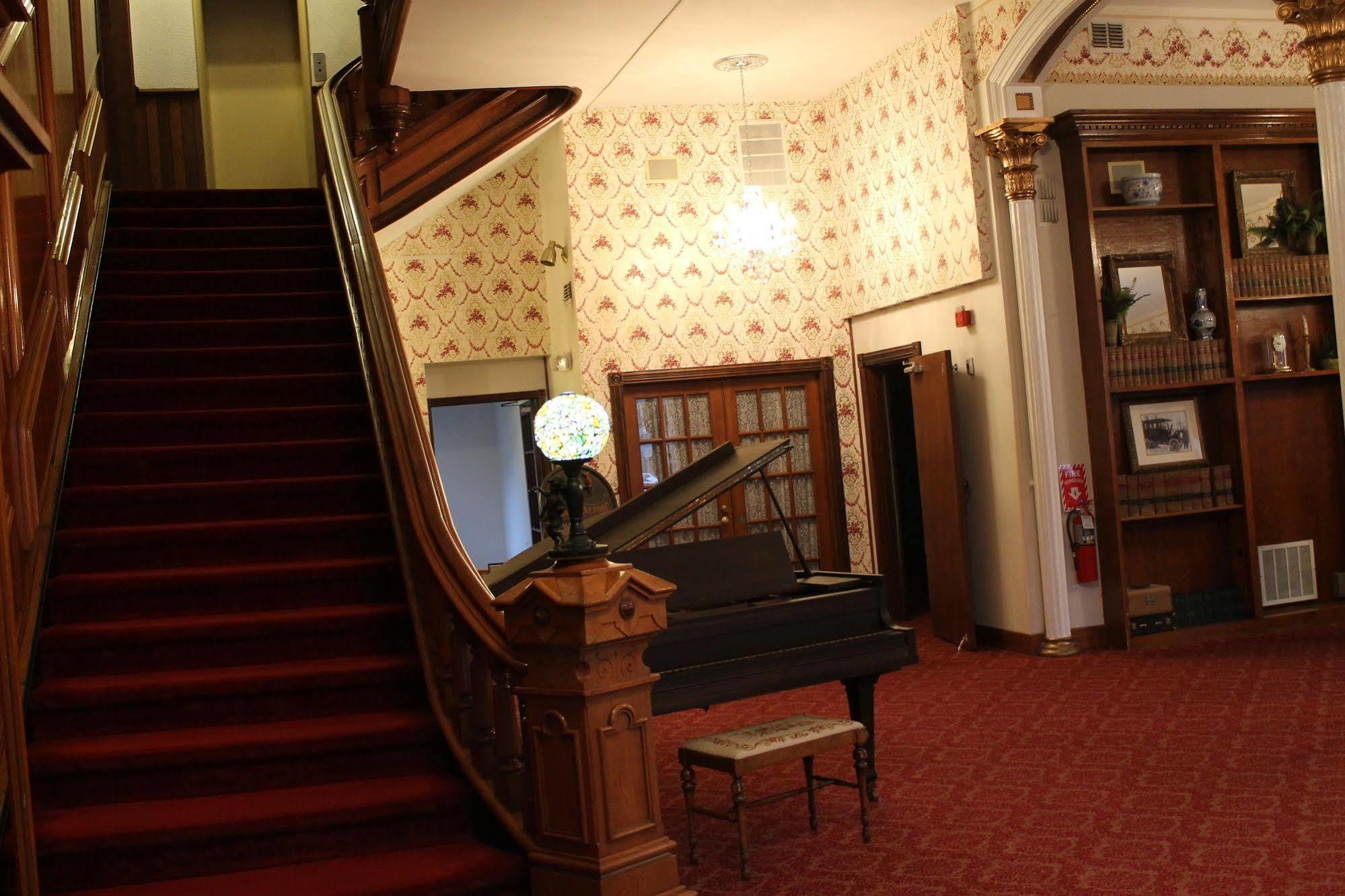 Decker Hotel & Bar Maquoketa 외부 사진