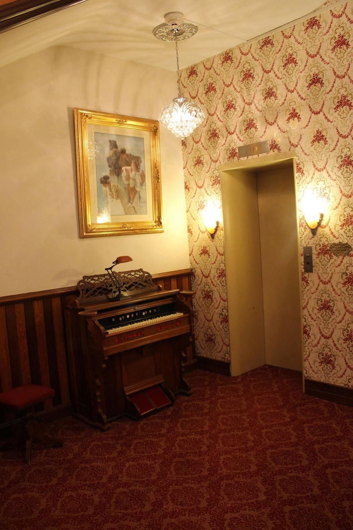 Decker Hotel & Bar Maquoketa 외부 사진