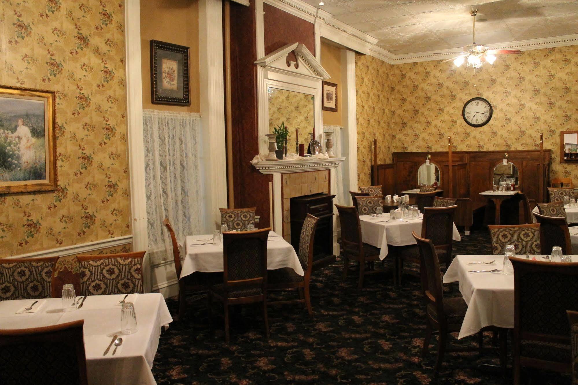 Decker Hotel & Bar Maquoketa 외부 사진